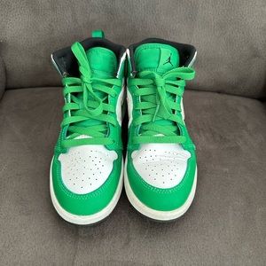 Boys Jordan 1s Kelly green, excellent used condition!